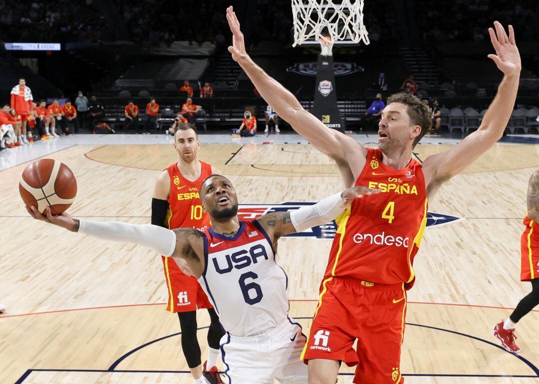 Pau Gasol defiende un ataque de Lillard en un partido entre España y Estados Unidos.