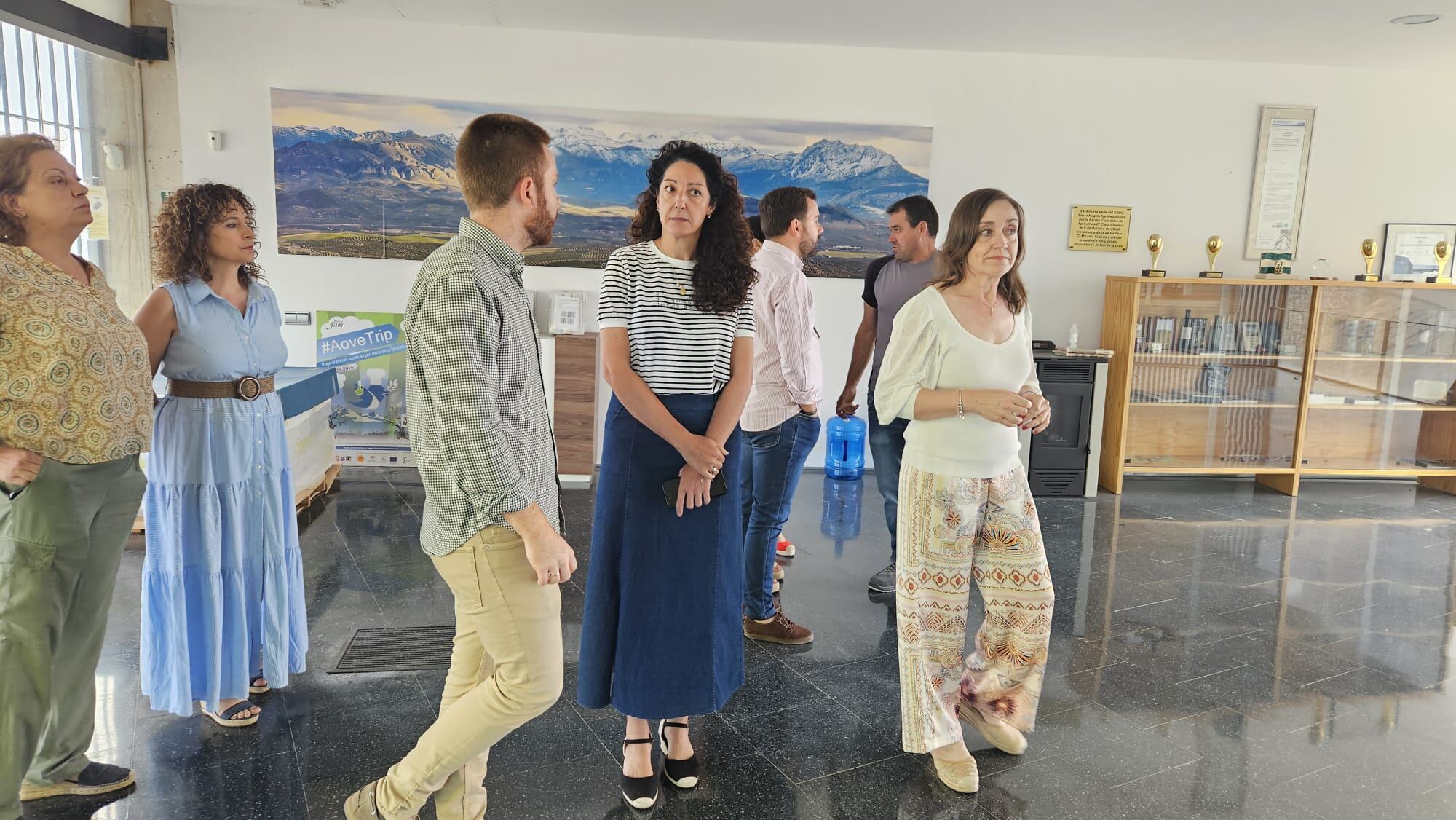 El alcalde de Bedmar muestra las instalaciones del CRDO Sierra Mágina, donde se va a impartir del programa, a la delegada de Empleo