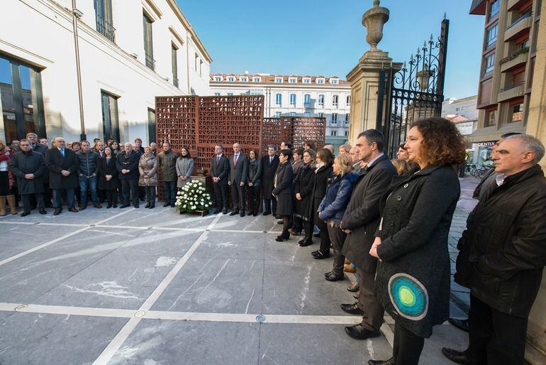 Urkullu y Tejería, acompañados por miembros del Gobierno vasco y parlamentarios de PNV, PSE y EH Bildu guardan un minuto de silencio tras la ofrenda floral de 2014