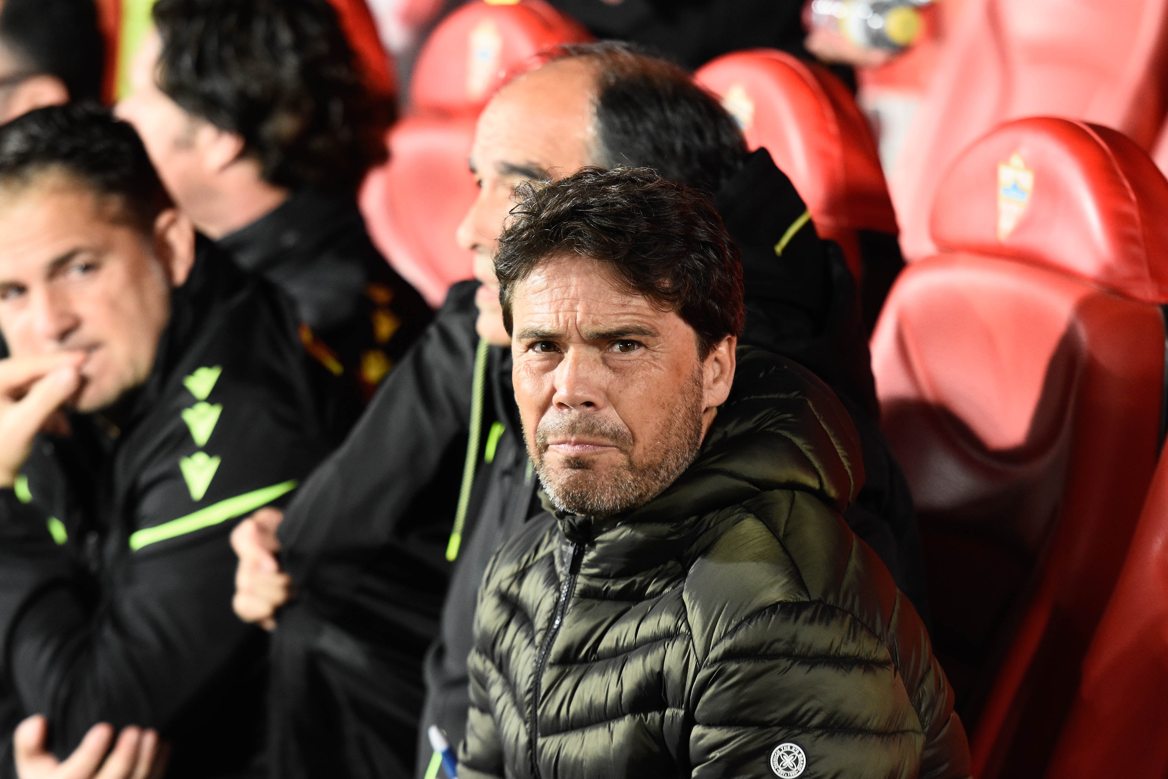 El entrenador catalán del equipo rojiblanco observa al fotógrafo de LA VOZ en el Almería-Andorra.