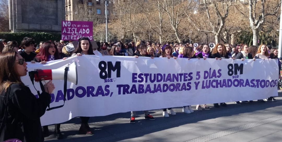 La cabecera de la manifestación estudiantil del 8M a punto de echar a andar. 