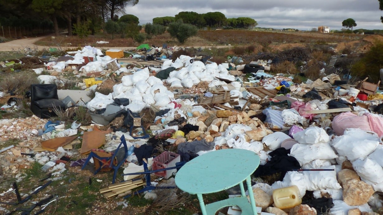 En la Zona 3 hay residuos urbanos, desde electrodomésticos a muebles y escombros.