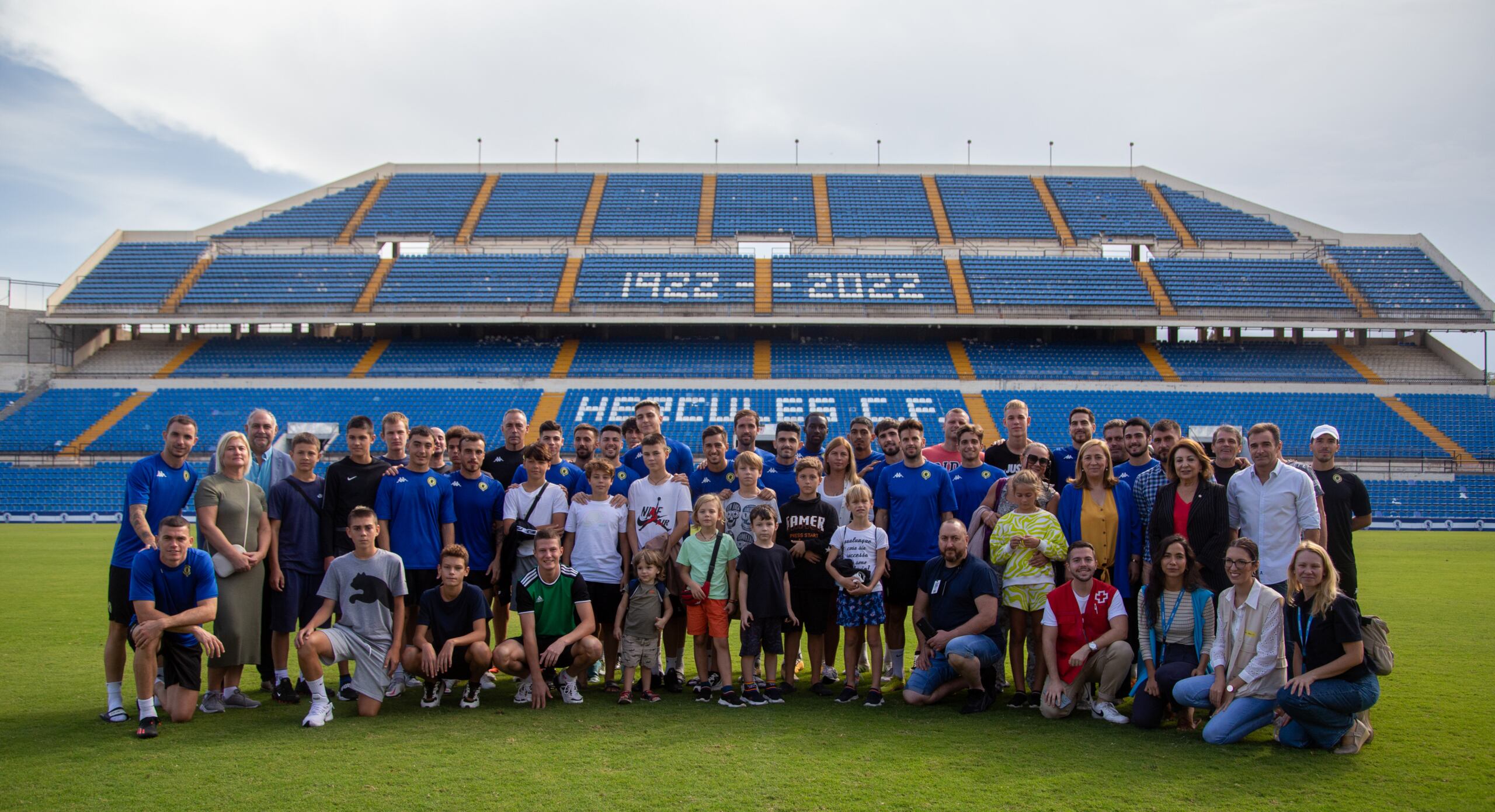 Los jugadores del Hércules CF, junto a refugiados ucranianos