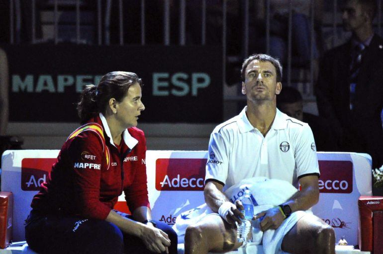 La capitana del equipo español de Copa Davis, Conchita Martínez, junto al tenista español Tommy Robredo