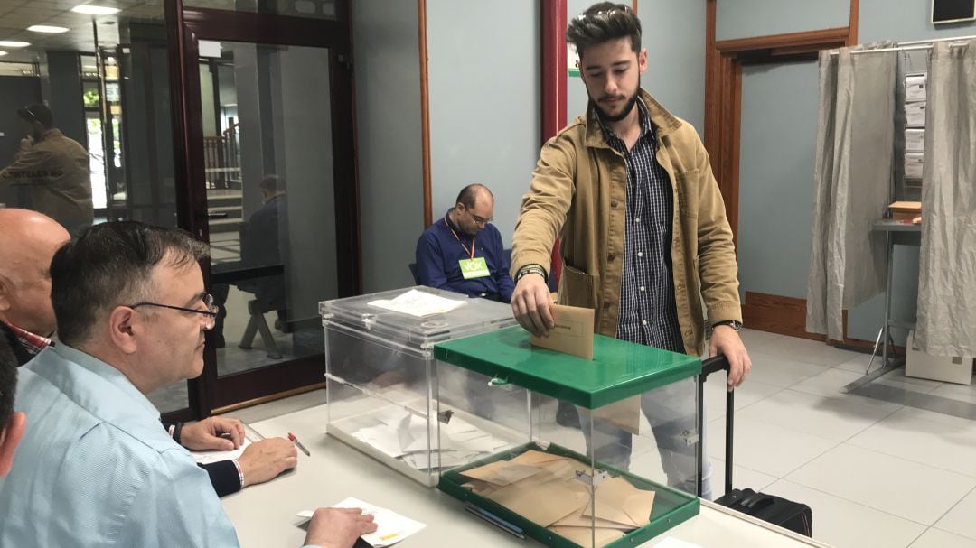 Un joven vota en un colegio electoral de la capital jienense.