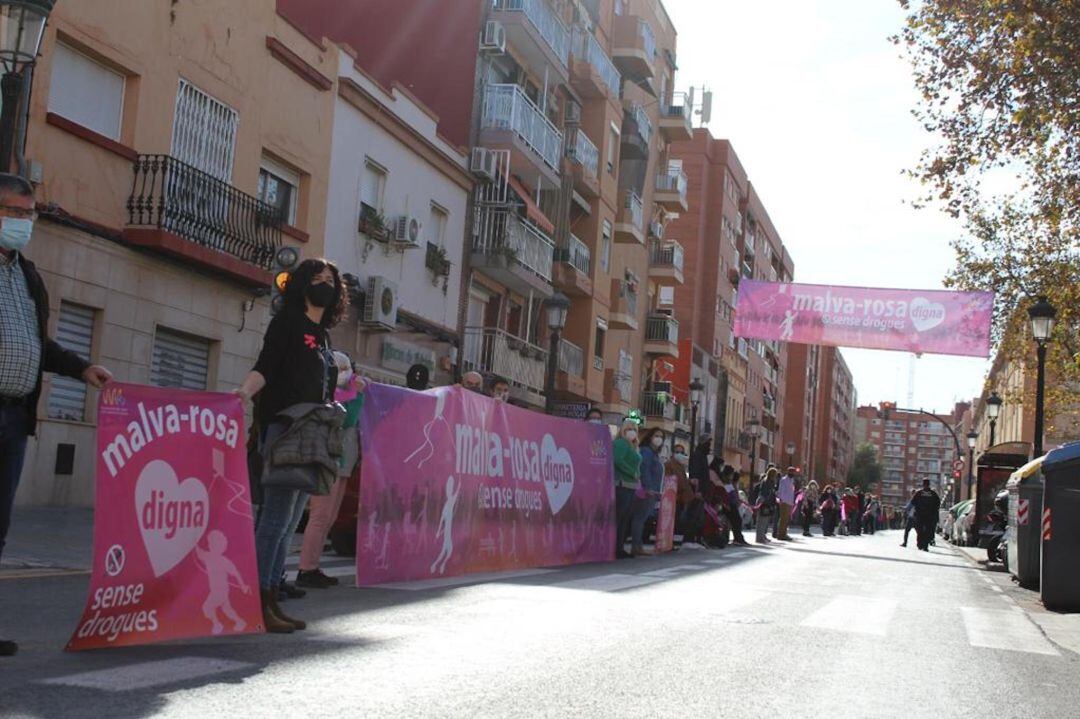 Los vecinos de la Malva-rosa se han concentrado este sábado para exigir un barrio más digno. 