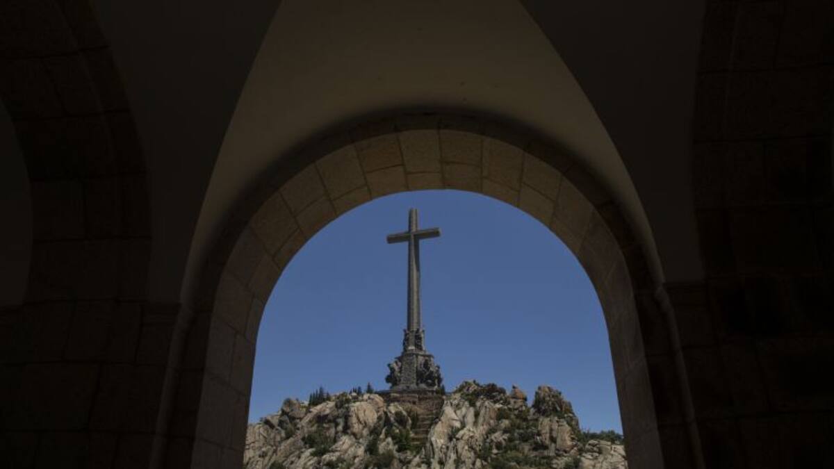 Vox propone que Franco sea disecado