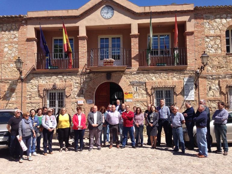 Minuto de silencio en el Ayuntamiento de Iznalloz (Granada) tras la muerte de un vecino a manos de su cuñado