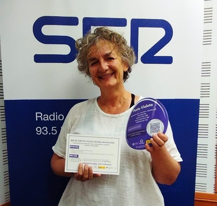 Carlota de León muestra uno de los puntos violeta distribuidos en el barrio por la asociación Regina-Magdalena.