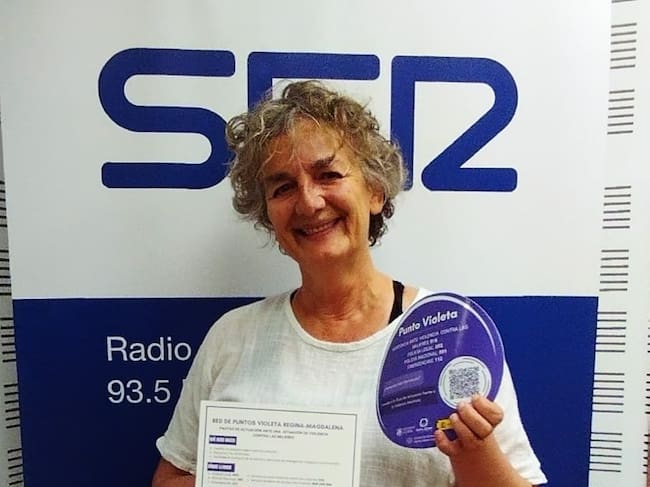 Carlota de León muestra uno de los puntos violeta distribuidos en el barrio por la asociación Regina-Magdalena.