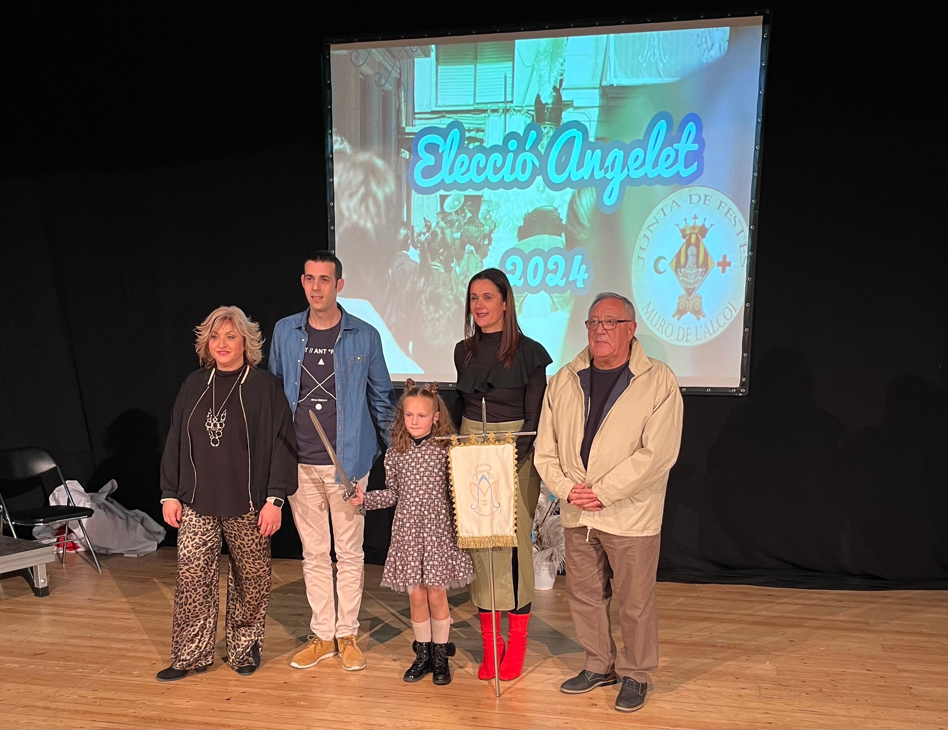 Daniela Pérez Bañuls, Angelet 2024, junto a sus padres y miembros de la Junta de Festes