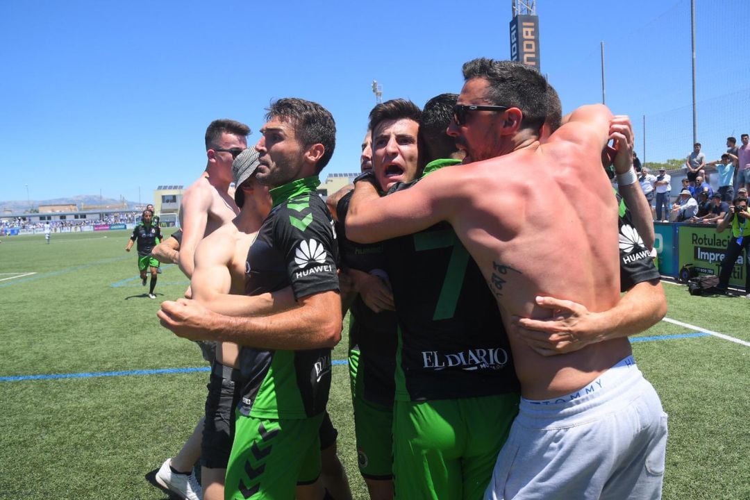 Jugadores del Racing y aficionados celebran el gol. 