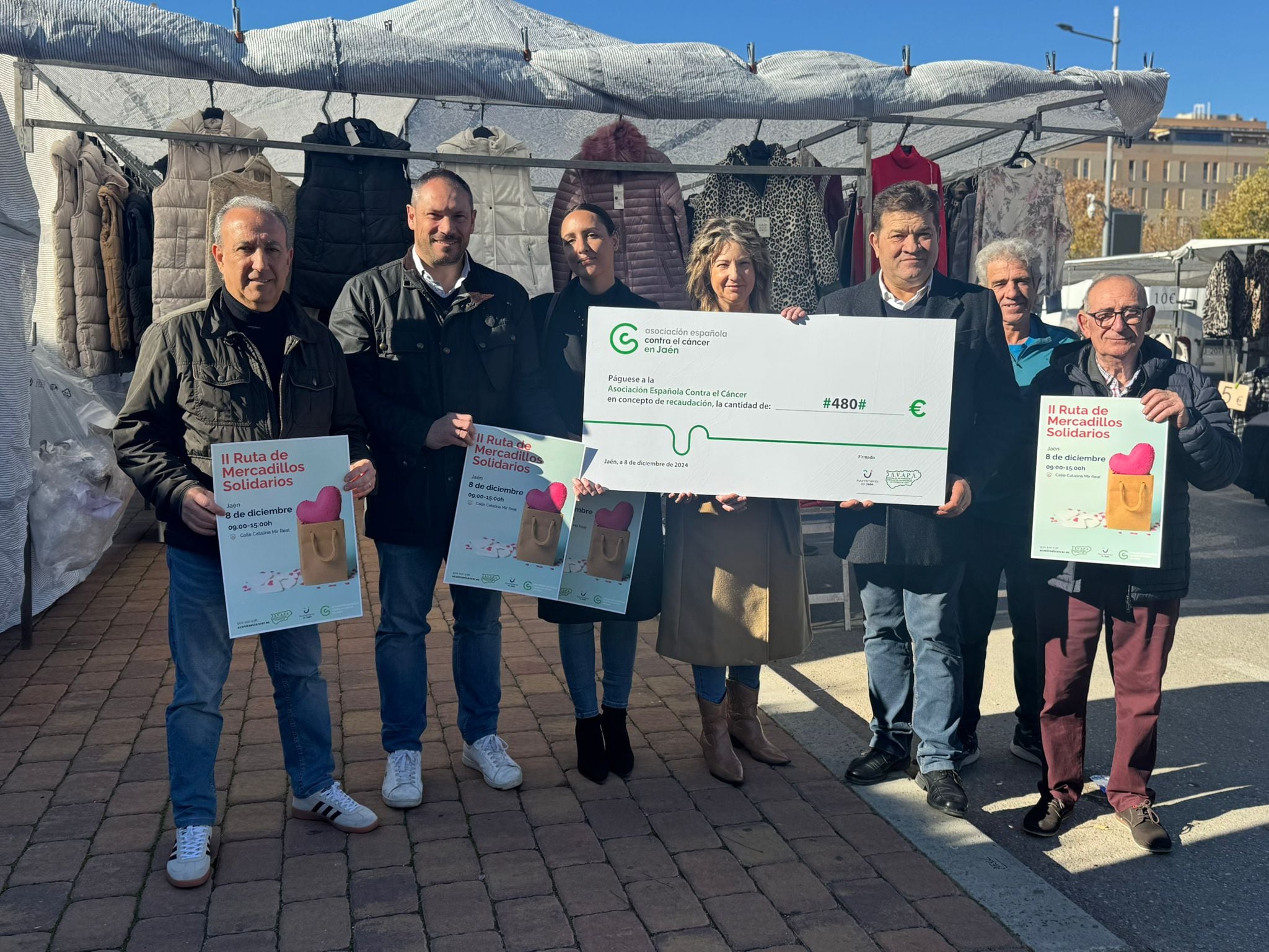 Las concejales de Consumo, Comercio y Mercados, Elena Araque, y la de Participación Ciudadana y Barrios, Maribel López, participan en el Mercadillo Solidario organizado por la AECC.