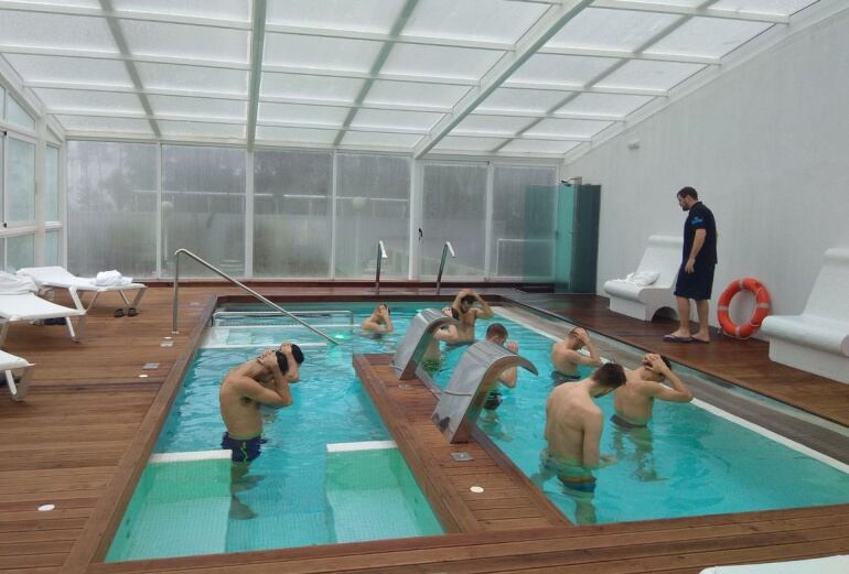 La plantilla y el preparador físico del Obradoiro, Ruben Vieira, esta mañana en el SPA del Congreso