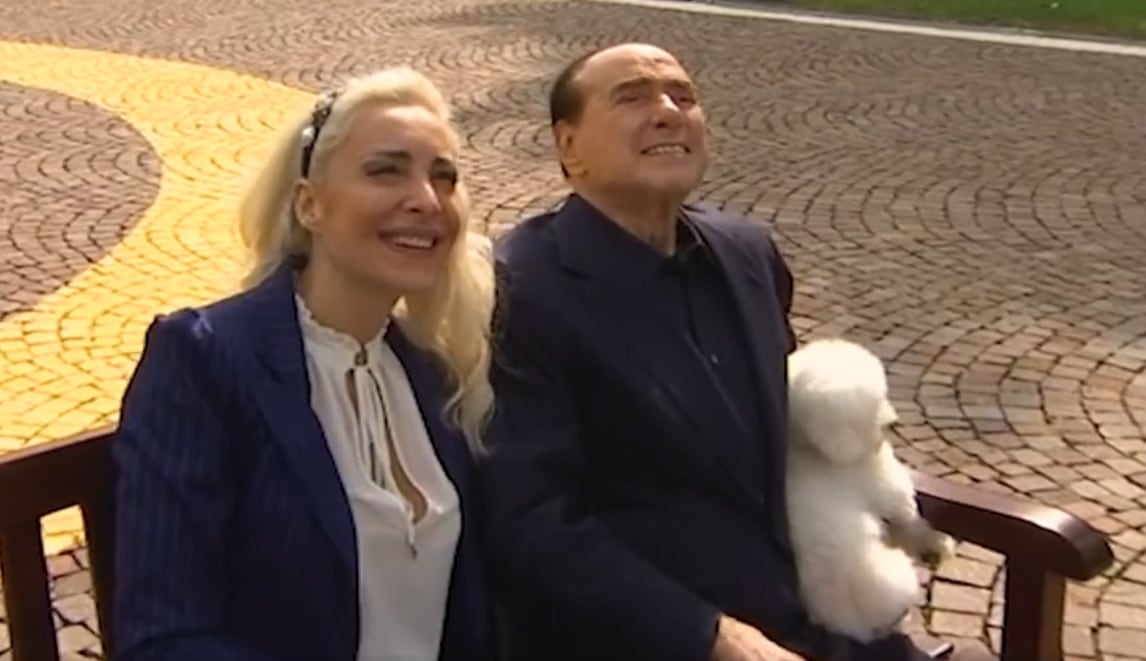 Silvio Berlusconi y su mujer, Marta Fascina, contemplando la sorpresa