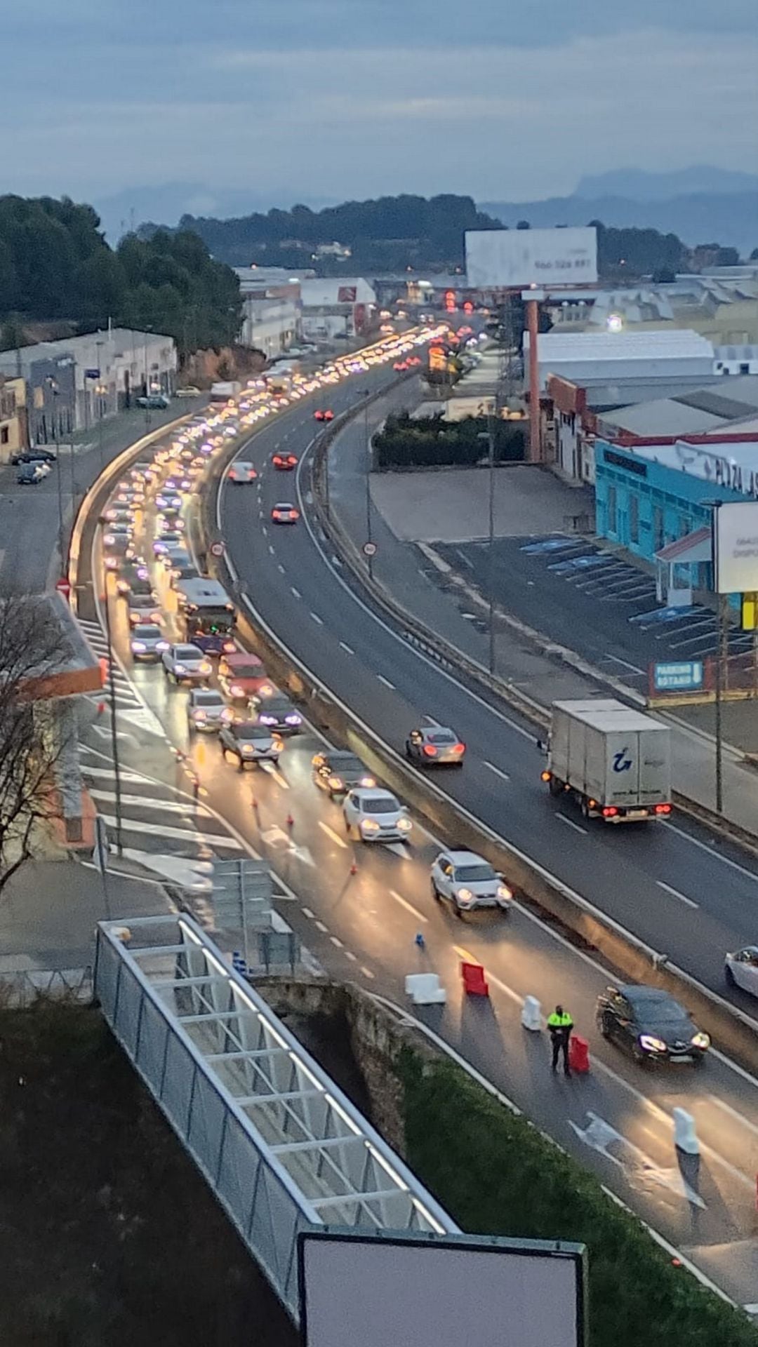 Colas a la entrada norte de Alcoy a las 8,05 del lunes 11 de enero