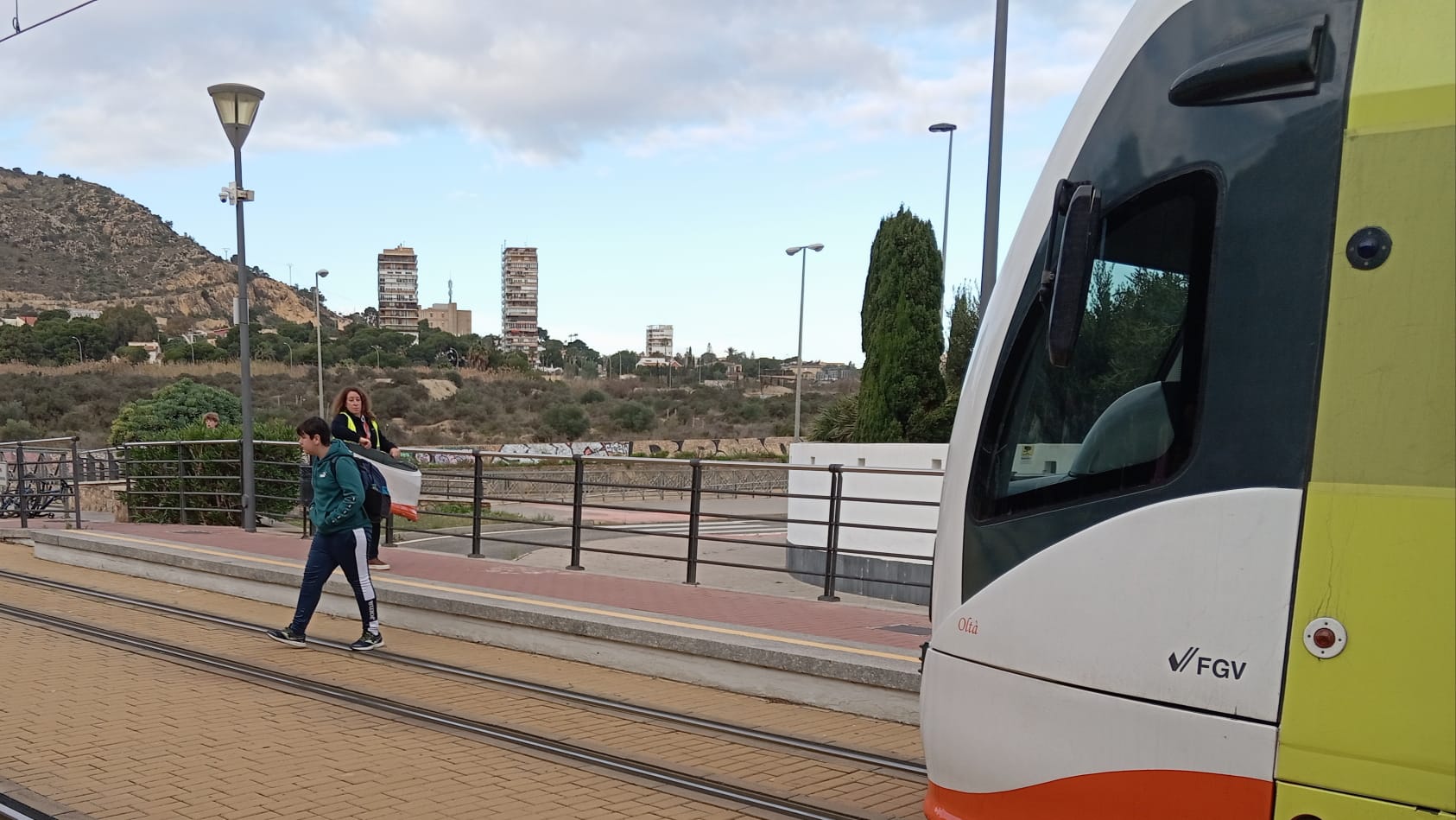 La conductora del TRAM recogiendo la parte frontal desprendida tras el choque