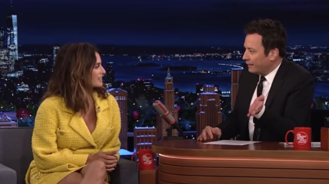 Penélope Cruz en una entrevista con Jimmy Fallon.