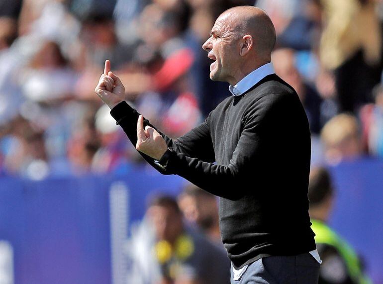 El entrenador del Levante, Francisco López, durante el partido de hoy contra el UD Las Palmas en el Estadio Ciudad de Valencia, correspondiente a la jornada 31 de LaLiga.