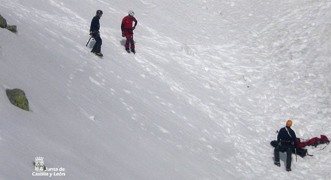 Fotografía facilitada por la Junta de Castilla y León del rescate de los tres montañeros, dos hombres y una mujer, que han fallecido en la abulense Sierra de Gredos.