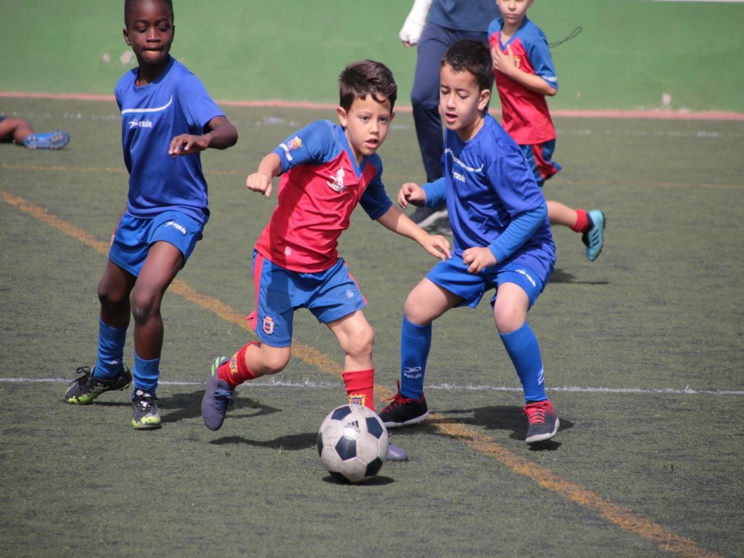 Un partido de fútbol base en Arrecife.