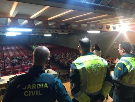 A pesar de su corta edad, los estudiantes estuvieron muy atentos a las explicaciones de los agentes