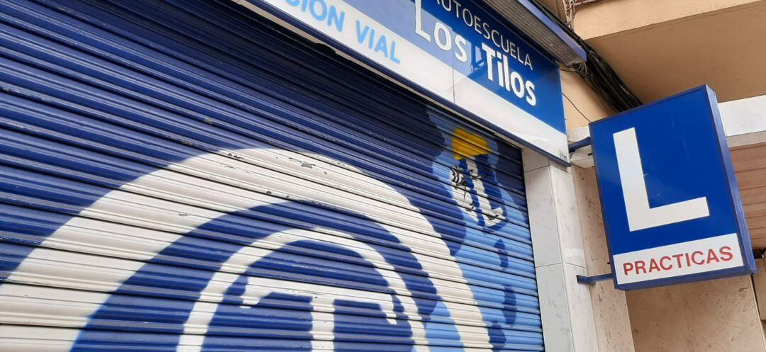 Puerta de una autoescuela situada en el Paseo de los Tilos, en Málaga