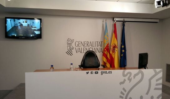 Sala de prensa del Consell este viernes 6 de noviembre con las banderas bien colocadas