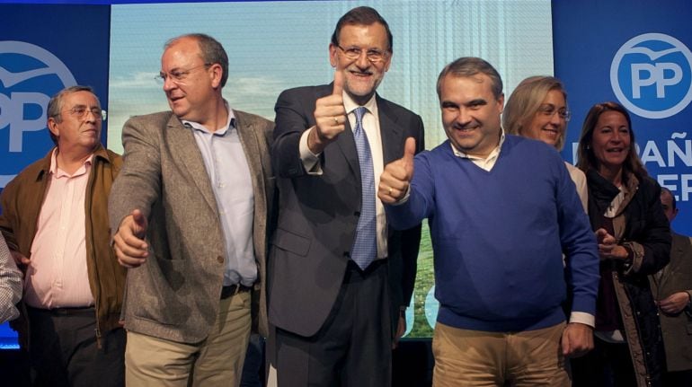  Mariano Rajoy junto a José Antonio Monago y Francisco Javier Fragoso, durante el mitin en Badajoz