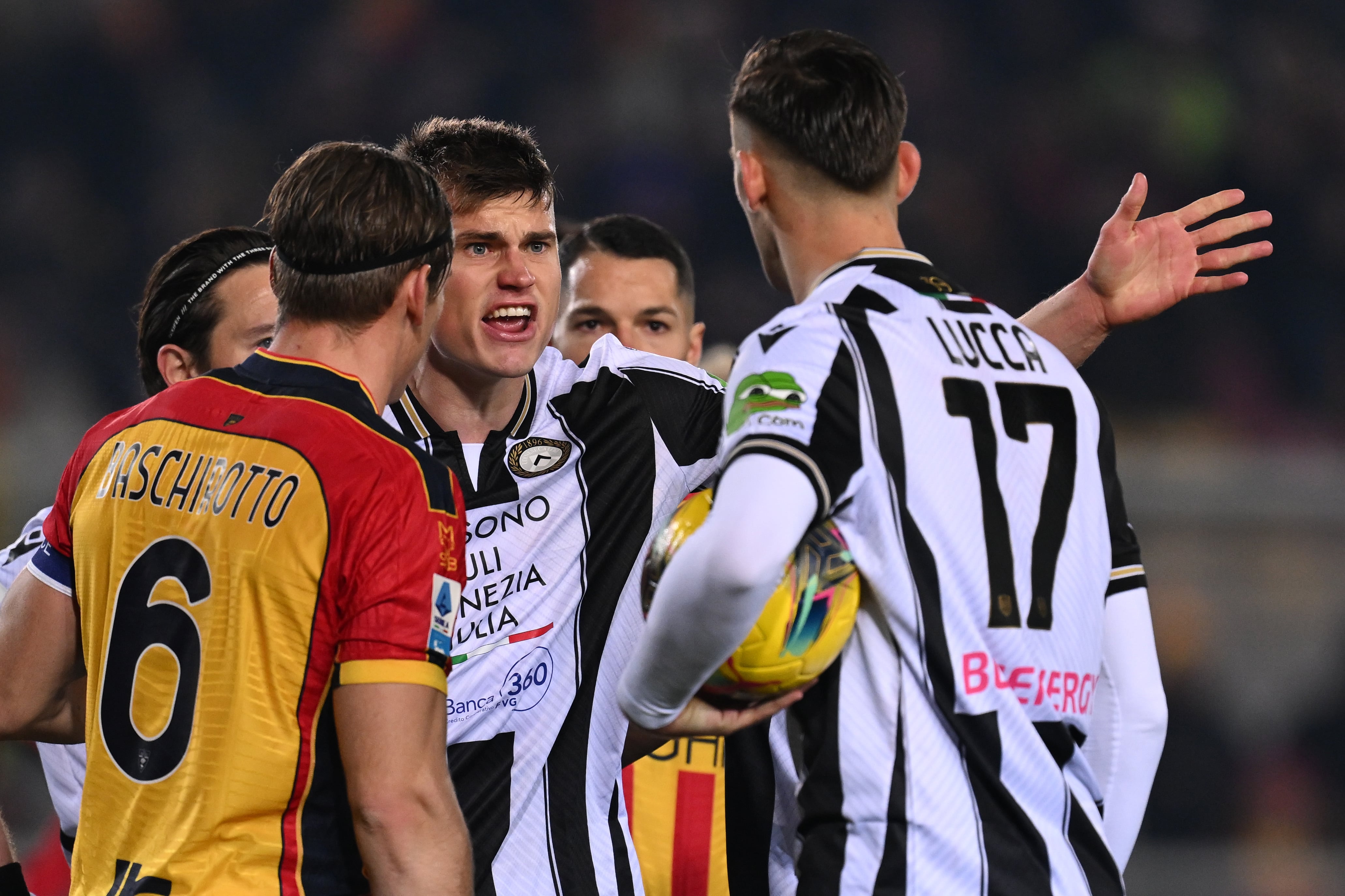 Lorenzo Lucca toma el balón para lanzar el polémico penalti del Lecce - Udinese