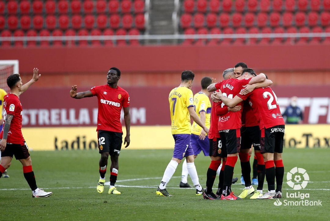 El Mallorca celebra mientras el Almería regresa a casa cabizbajo.