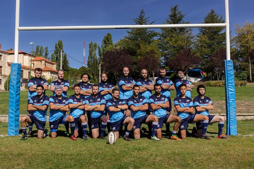 La plantilla del Rugby Aranda para la presente temporada posa en una de las porterías del campo de la Virgen de las Viñas.