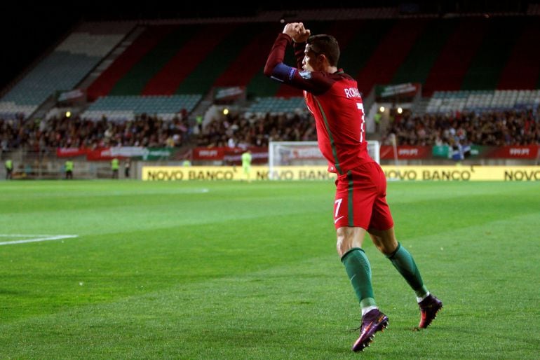 Cristiano Ronaldo celebra sus goles ante Letonia.