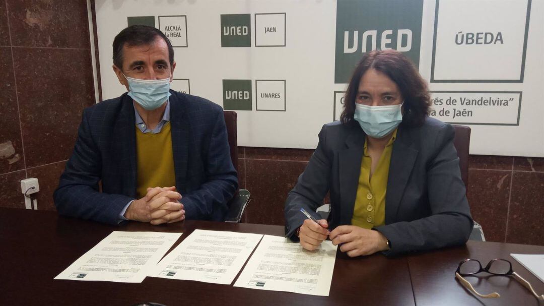 La directora de la UNED en la provincia, María Luisa Grande junto a Nicolás Berlanga, desde la Fundación &#039;Huerta de San Antonio&#039;