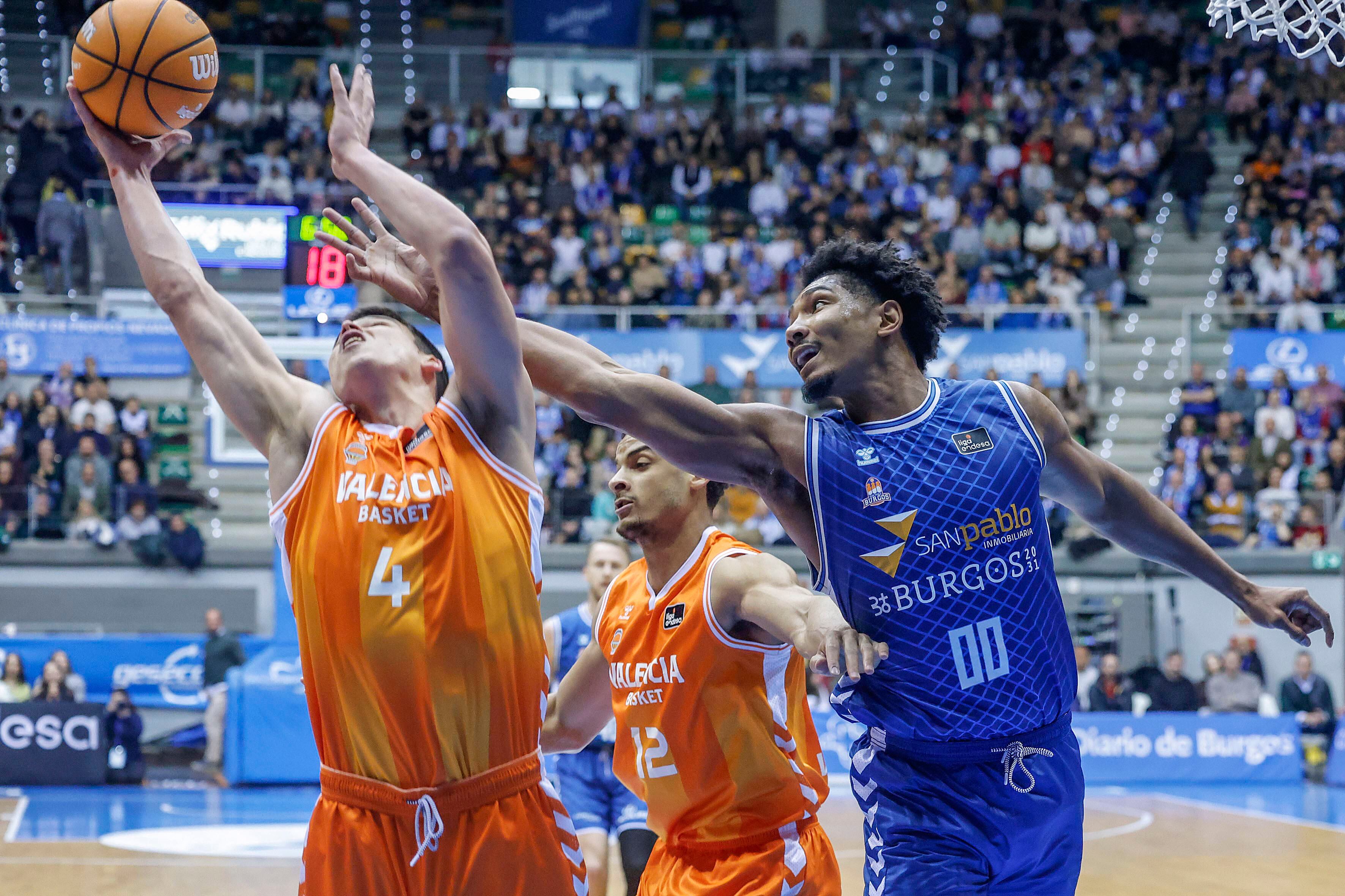 BURGOS, 29/03/2026.- El ala pívot Jaime Pradilla (i), del Valencia Basket atrapa un rebote ante el alero estadounidense Jermaine Samuels (d), del San Pablo Burgos, durante el partido de baloncesto de jornada 24 de la liga Endesa disputado este domingo en Burgos. EFE/Santi Otero