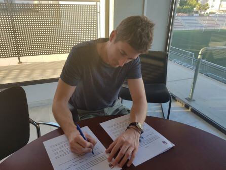 Beibel firmó ayer su contrato