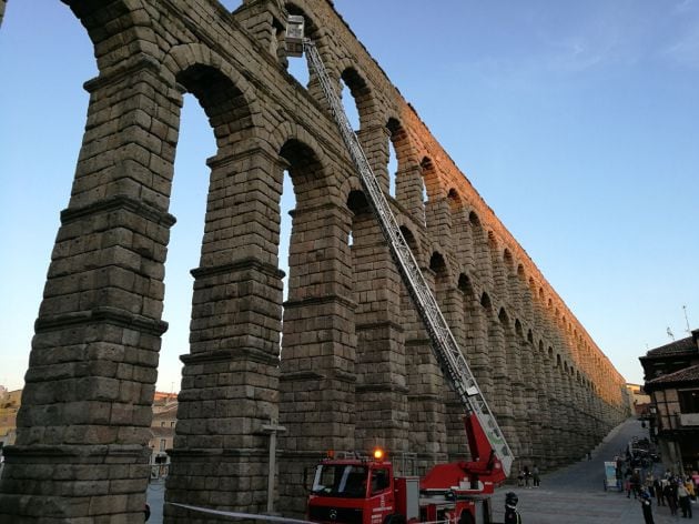 Bomberos inspeccionando la imagen de la Virgen