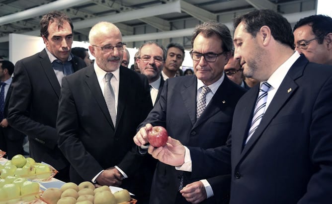 Fotografía facilitada por la Generalitat de su presidente, Artur Mas, durante la inauguración de la Feria Agraria de Sant Miquel, en Lleida