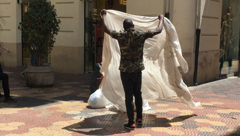 Los manteros ubicados en la calle Don Juan de Austria de Valencia 