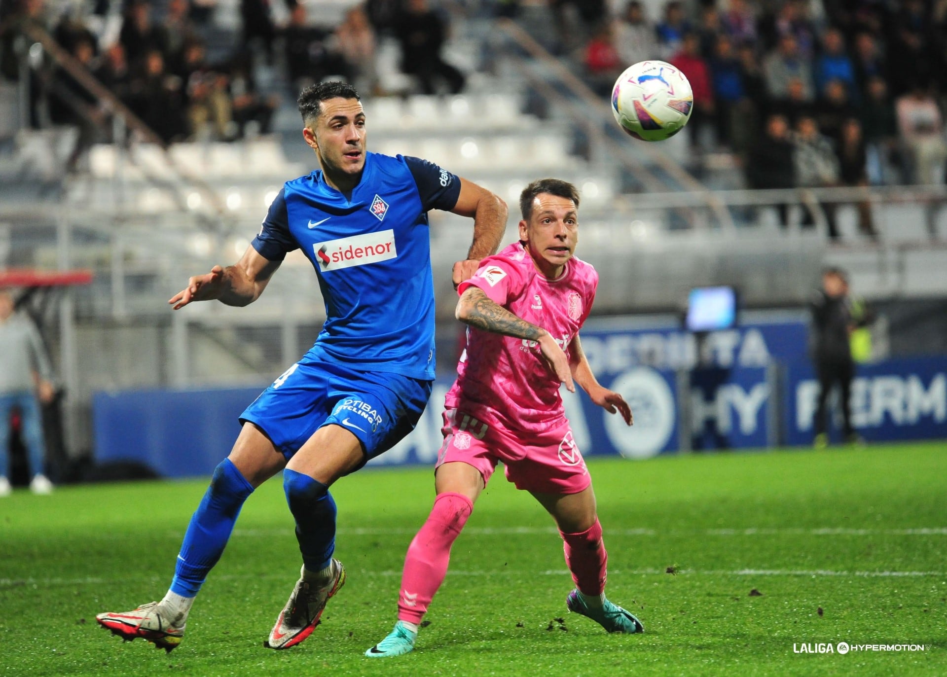 El sevillano tuvo sus primeros minutos en la Liga Hypermotion con el CD Tenerife en Lezama.