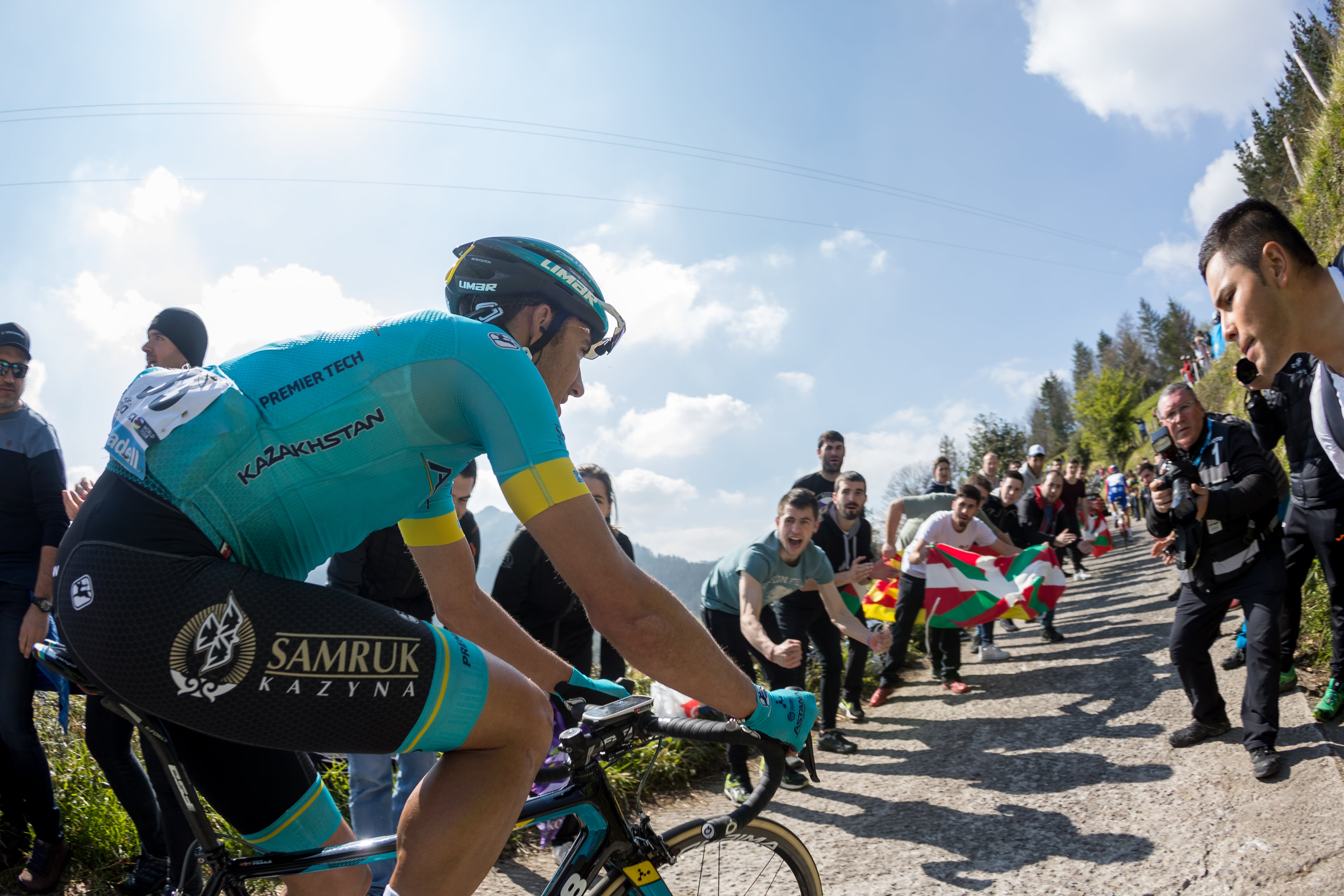 Aficionados animan a los corredores en la subida al puerto de Arrate durante una etapa de la Itzulia de 2019