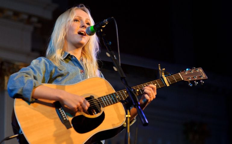 La cantante inglesa Laura Marling durante una actuación en una sinagoga de Washington en 2011