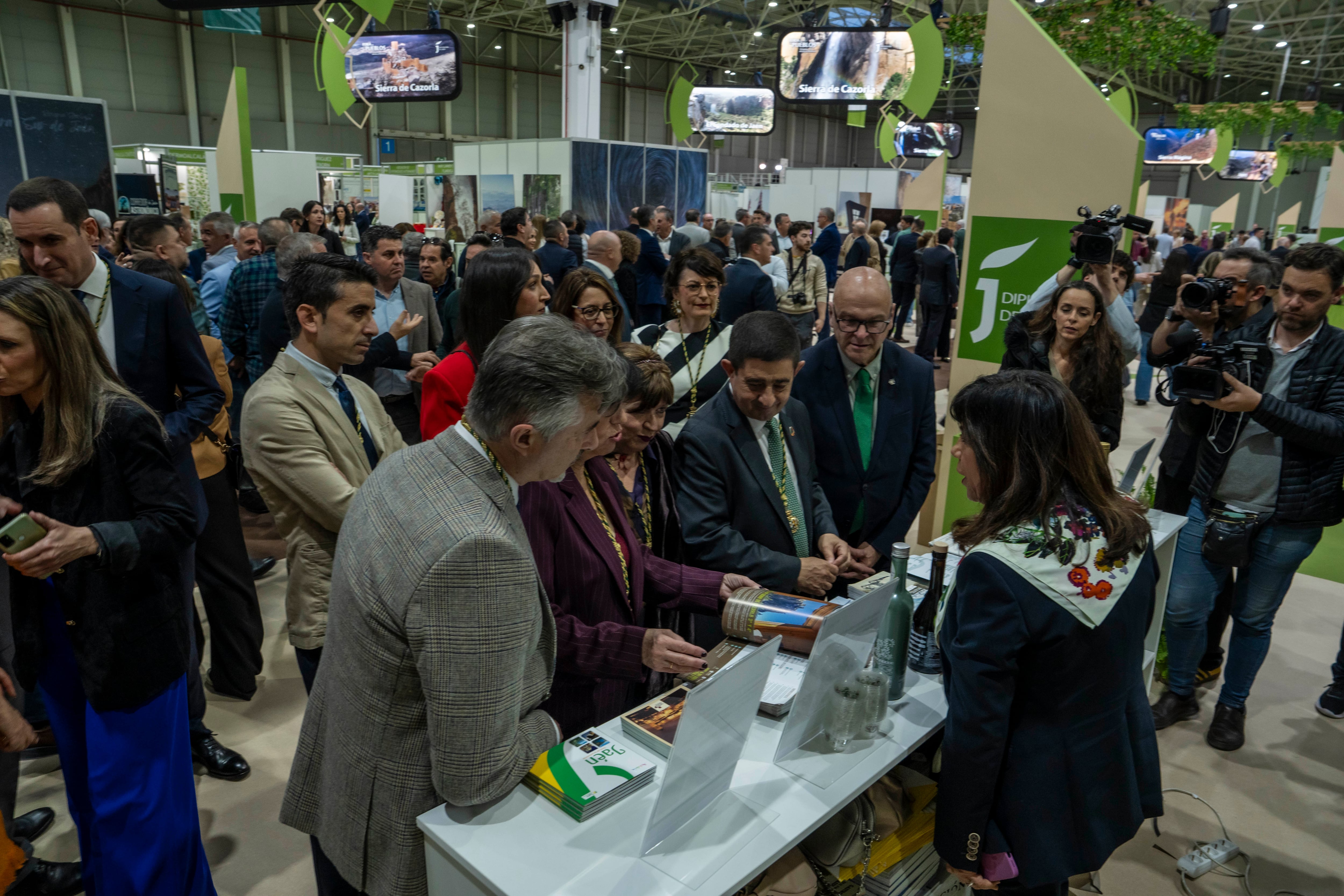 El presidente de la Diputación de Jaén, Paco Reyes, visita un estand de la Feria de los Pueblos.