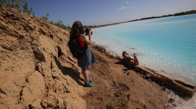 Una turista fotografiándose en el lago.