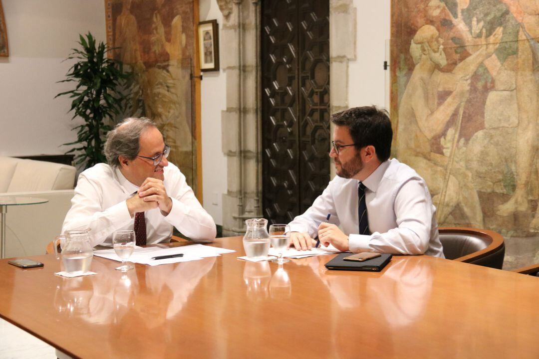 Imagen de la reunión entre Quim Torra y su vicepresidente, Pere Aragonès (de Esquerra Republicana)