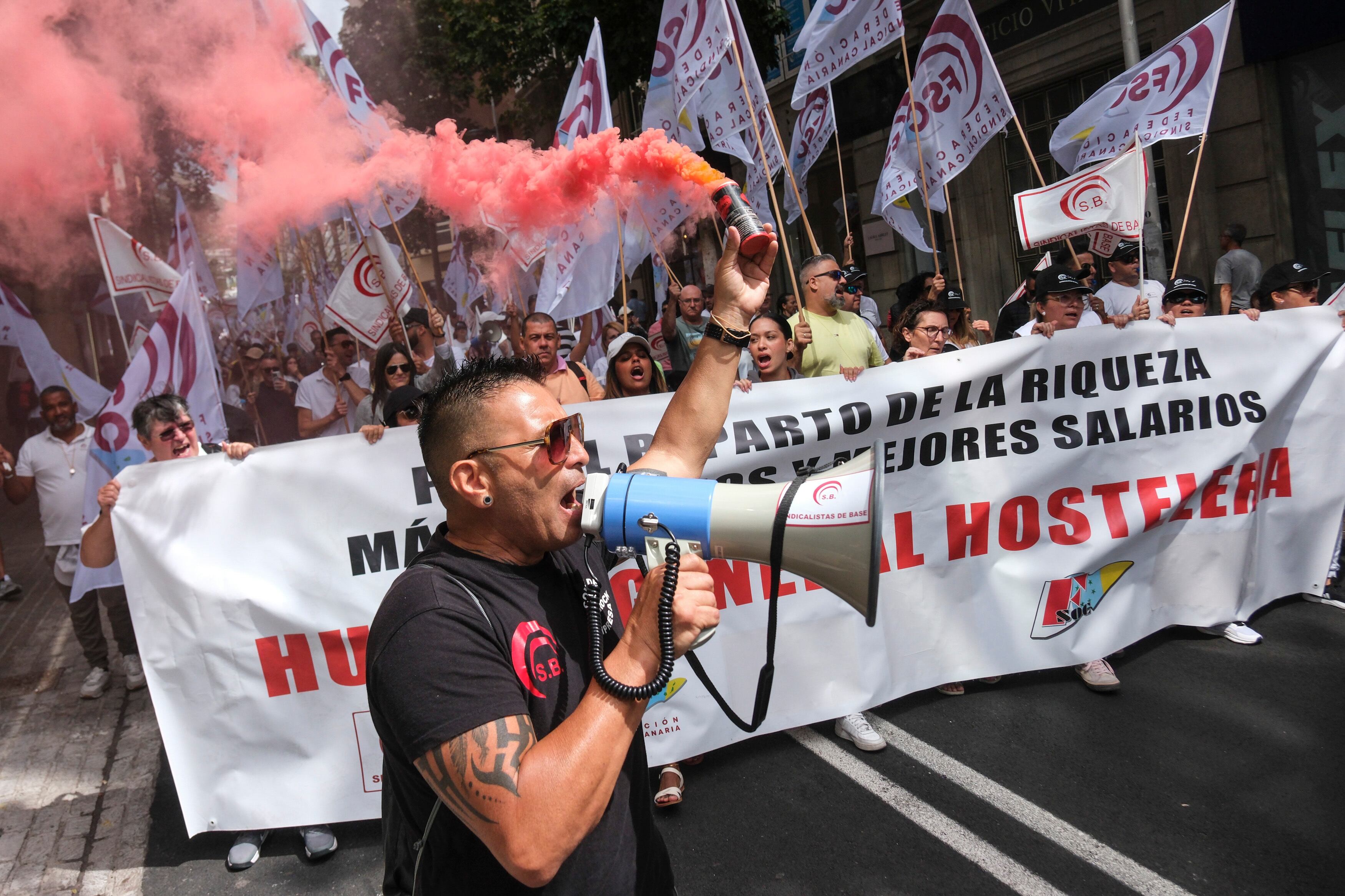 SANTA CRUZ DE TENERIFE, 01/05/2025.- Cientos de personas participan, este jueves, en la manifestación convocada por los sindicatos con motivo del Primero de Mayo bajo el lema 'Proteger lo conquistado, ganar el futuro', en Santa Cruz de Tenerife marcada por la reciente huelga en el turismo, la primera en ese sector en décadas. EFE/Alberto Valdés