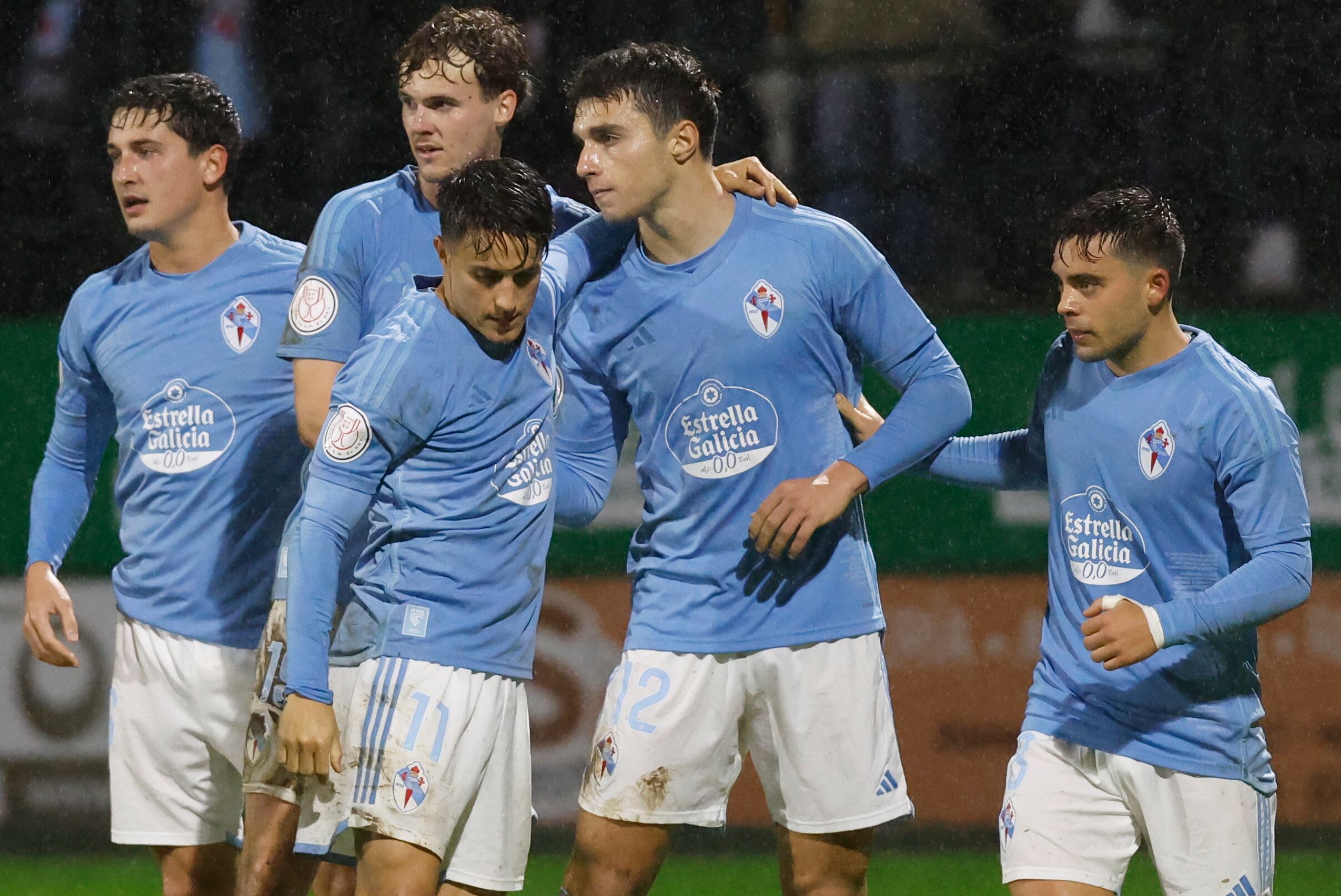 SESTAO, 07/12/2023.- Los jugadores del Celta celebran el segundo gol del equipo gallego durante el partido de segunda ronda de Copa del Rey que Sestao River y Celta de Vigo juegan hoy jueves en el estadio Las Llanas, en Sestao. EFE/Miguel Toña
