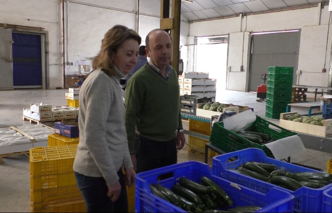 Los hermanos Isabel y Vicente Antón en las instalaciones de su empresa