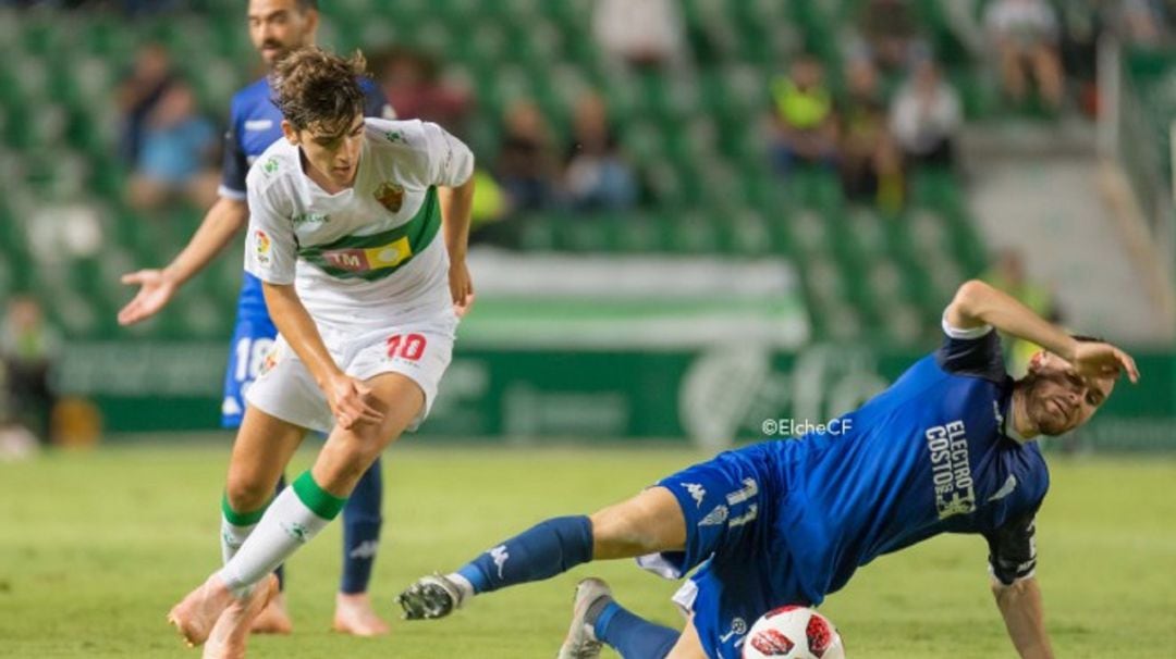 Gonzalo Villar pugna por un balón con el jugador del Córdoba Javi Galán