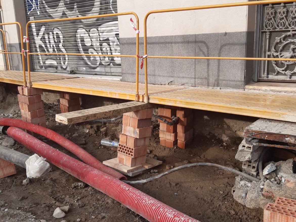 La pasarela peatonal sobre ladrillos en el pasillo de Santa Isabel donde se realizaran obras